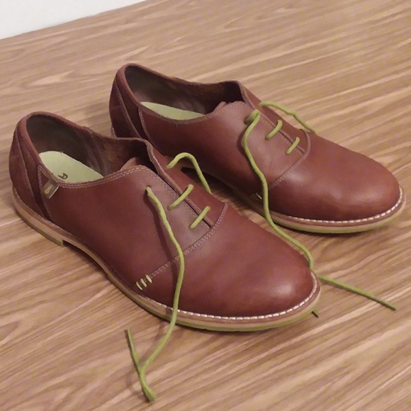 Ahnu Shoes - Ahnu leather oxfords size 9.5 EUC